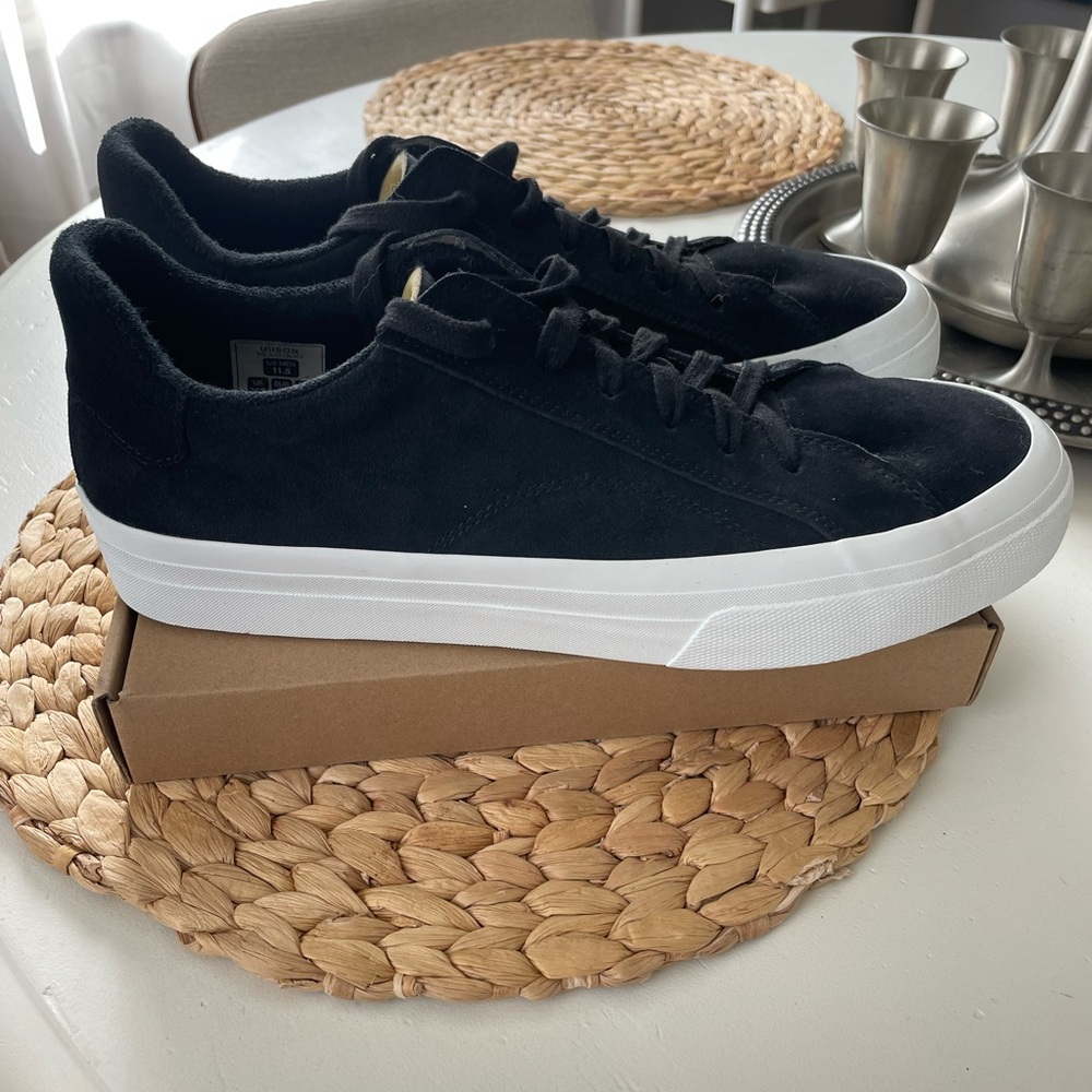 Men’s Black and White Low-Top Sneakers with Streamlined Silhouette